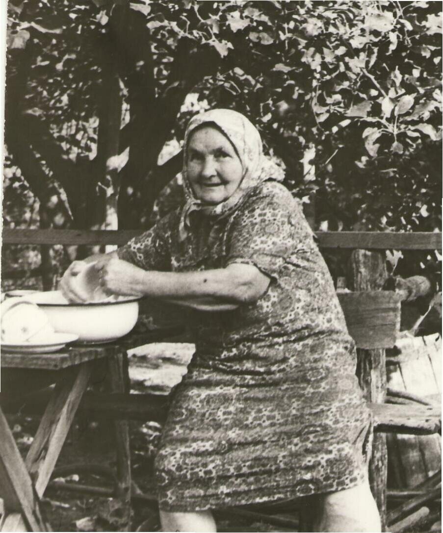 Бабушка - Евдокия Ивановна. Поповка. Начало 70-х.
