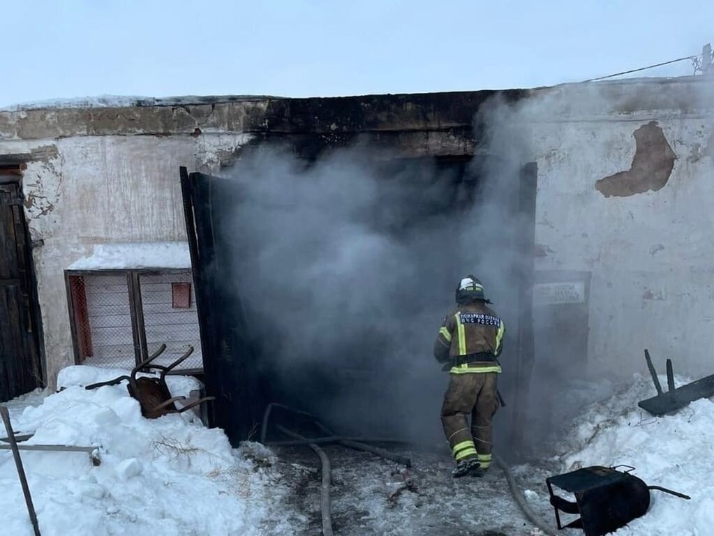    В Адамовском районе на пожаре пострадали четыре человека