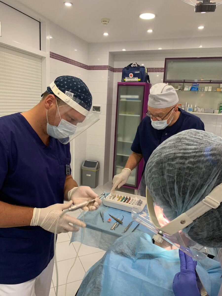 С отцом-профессором в одной операционной, это как две хозяйки на одной кухне 😁