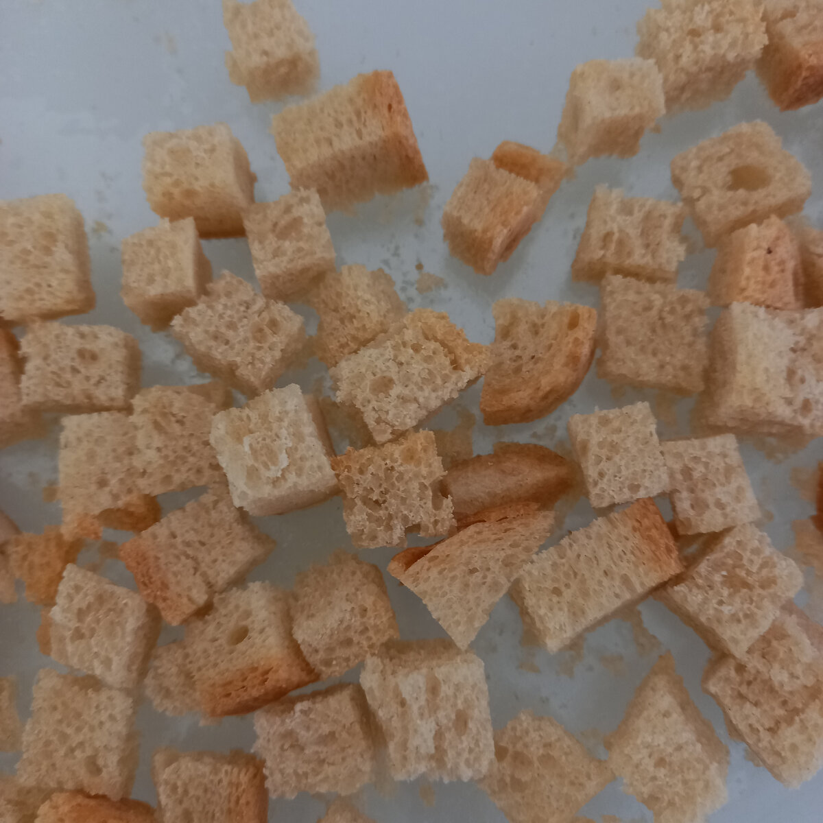 Гренки делала в стеклянной форме. Дно смазала маслом. Фото автора.