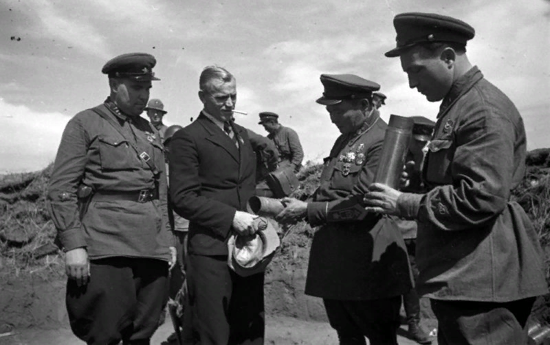 На этой известной фотографии 1939 года маршал Монгольской Народной Республики Чойбалсан и член Военного совета 1-й армейской группы дивизионный комиссар (звание присвоено 2 августа 1939 г.) Михаил Семенович Никишев  осматривают гильзы артиллерийских снарядов во время боев на Халхин-Голе. Гражданский с сигаретой -  посол СССР в Монголии Иван Алексеевич Иванов (1906—1948).