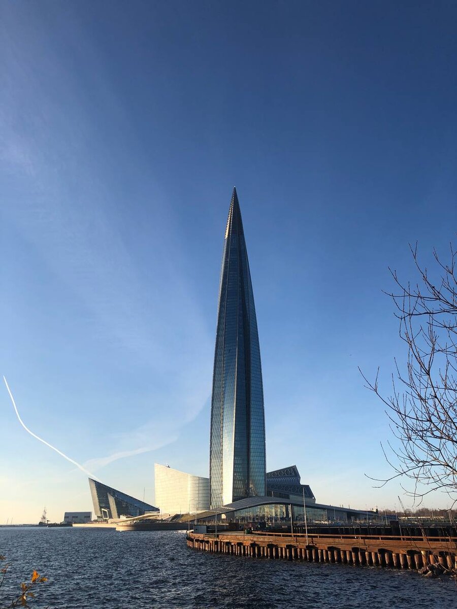 Лахта-центр - общественно-деловой комплекс, расположенный в Лахте (один из исторических районов на западе Приморского района Санкт-Петербурга