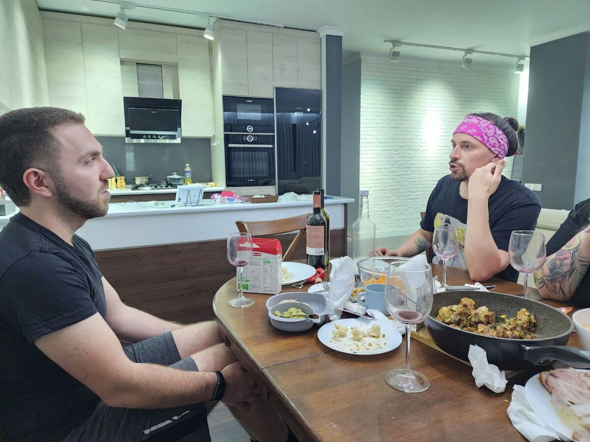 Пытаюсь не орать, так как в соседней комнате спит маленькая Адель