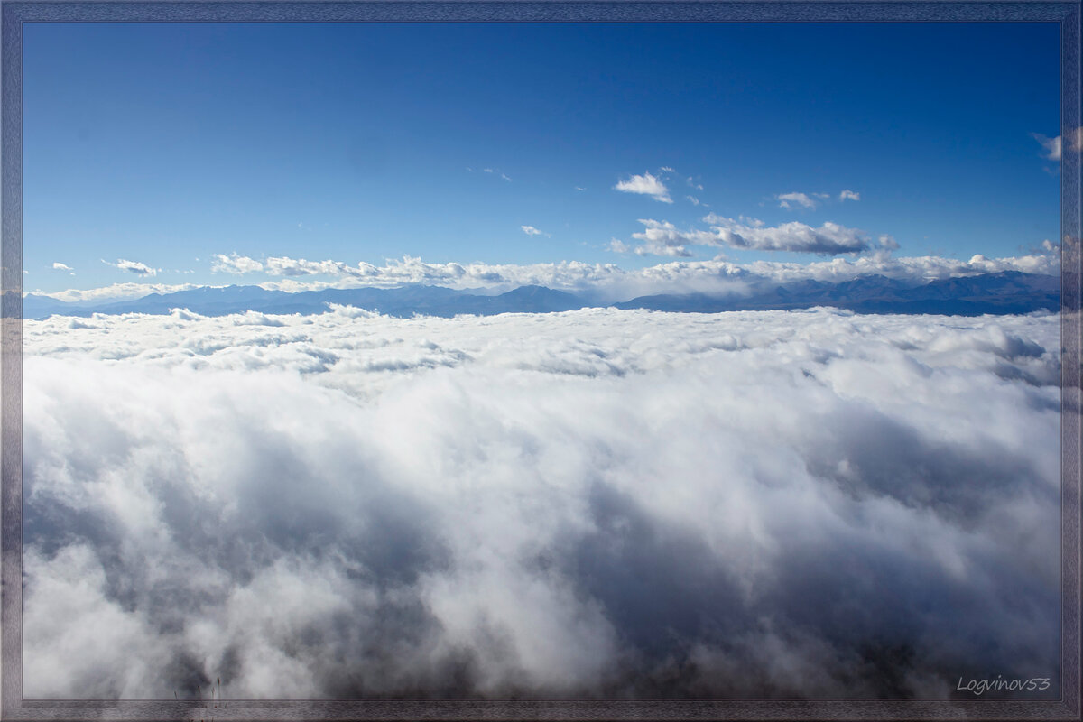 Панорама Западного Кавказа. В центре гора Пастухова с еле заметной белой точкой купола телескопа. 
