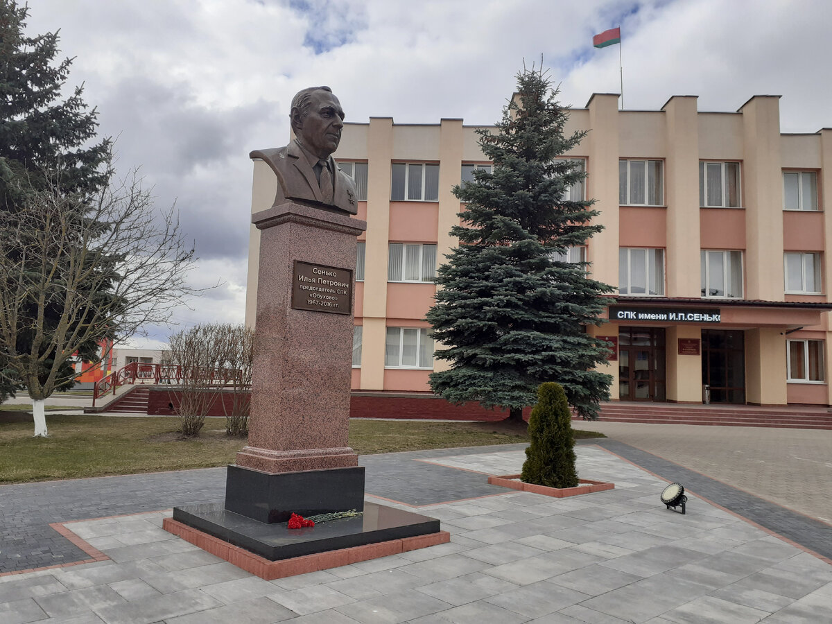 Агрогородок Обухово, центр одного из самых богатых хозяйств гродненщины. Сюда очень сложно устроиться на работу.