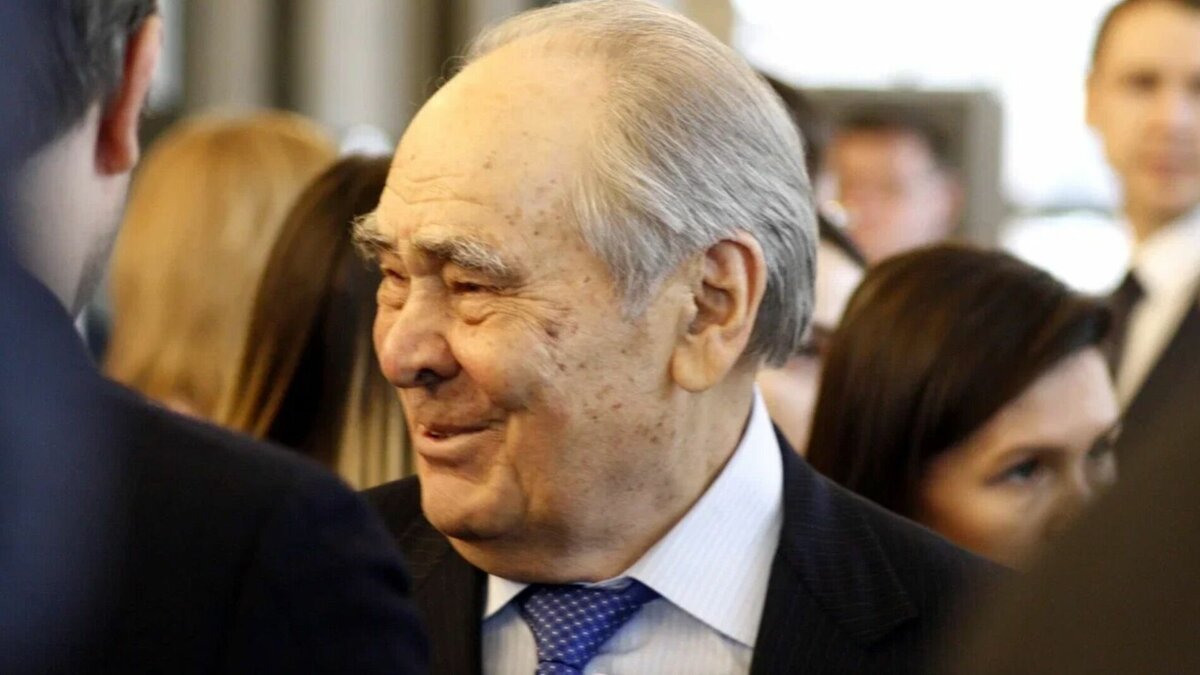     В Татарстане глава Рустам Минниханов поздравил государственного советника республики Минтимера Шаймиева с днем рождения. Сегодня ему исполнилось 86 лет. Публикация появилась в Telegram-канале руководителя региона.