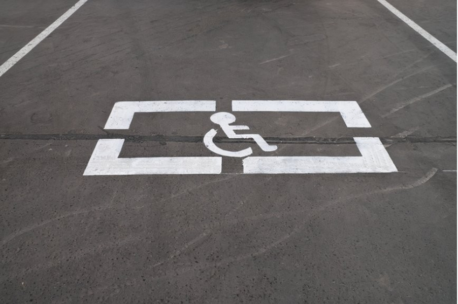 Машиноместа для инвалидов. Разметка для инвалидов на парковке. Место для инвалидов на парковке. Разметка стоянка для инвалидов. Знак парковка для инвалидов.