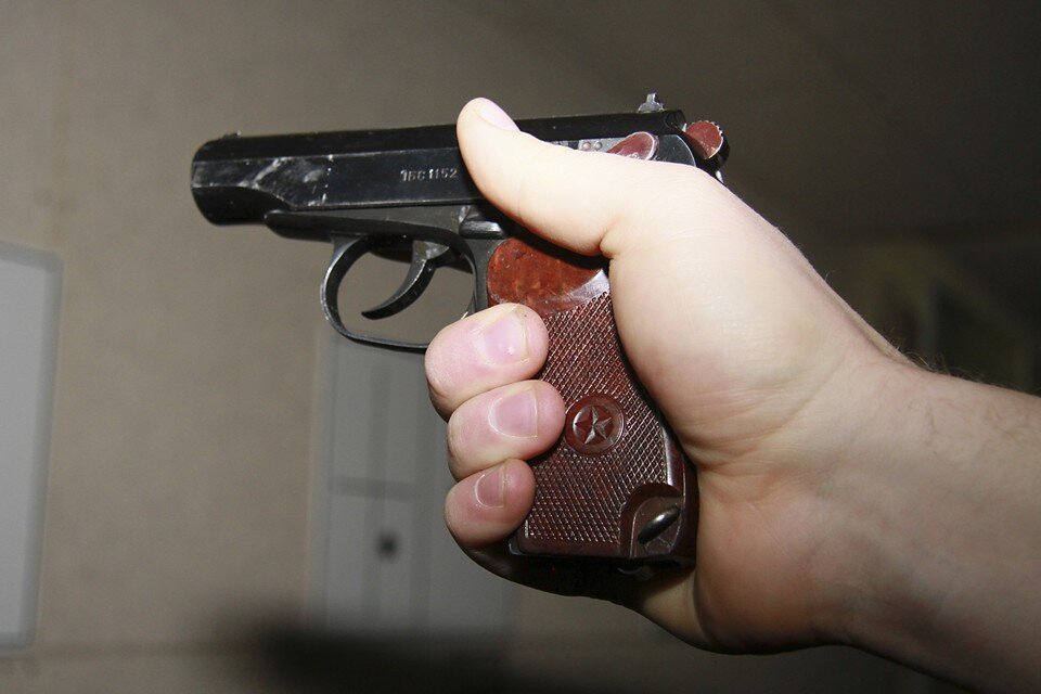     Пистолет был не настоящий, а игровой Олег УКЛАДОВ