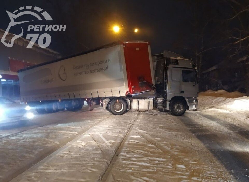     ДТП произошло вечером 24 января на Большой Подгорной улице. Фото: Telegram-канал "Регион 70"