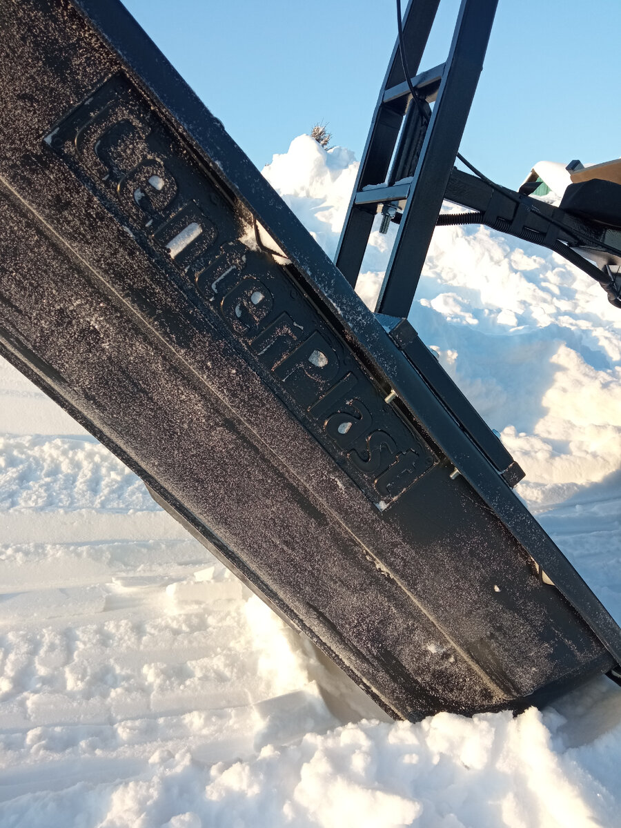 Установка направляющих ножей на сани толкача.