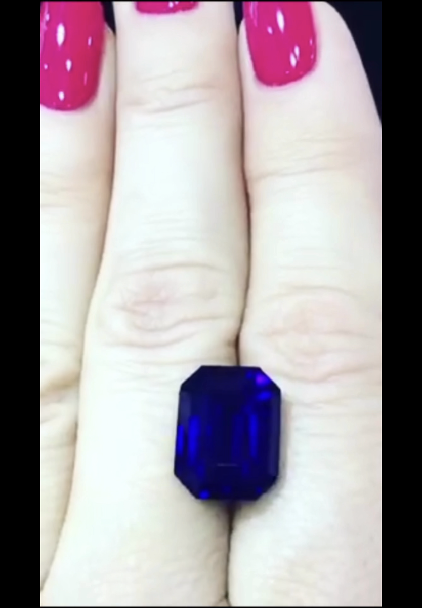   
Редкий экземпляр без термической обработки, насыщенного синего цвета. Происхождение Шри-Ланка. Найти такой камень – настоящая удача! Сапфиры без термообработки встречаются в природе крайне редко и, конечно, их ценность увеличивается среди ценителей ювелирных камней. 
 
Украшения с сапфирами всегда притягивали внимание глубиной цвета, особенно в холодной оправе белого золота. 
 
Камень крупного размера идеально подходит для создания массивных украшений: кольца, подвески, браслета или колье. 
___________________ 
Хотите найти уникальный драгоценный камень? Наши геммологи оказывают профессиональную помощь в подборе и поиске редких минералов.

☎️ +79150066207
Наш сайт http://vshpp.msk.ru
Страница в VK https://vk.com/vshpp1992