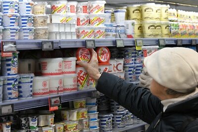    Пожилая женщина выбирает молочную продукцию в супермаркете ©Максим Блинов РИА Новости