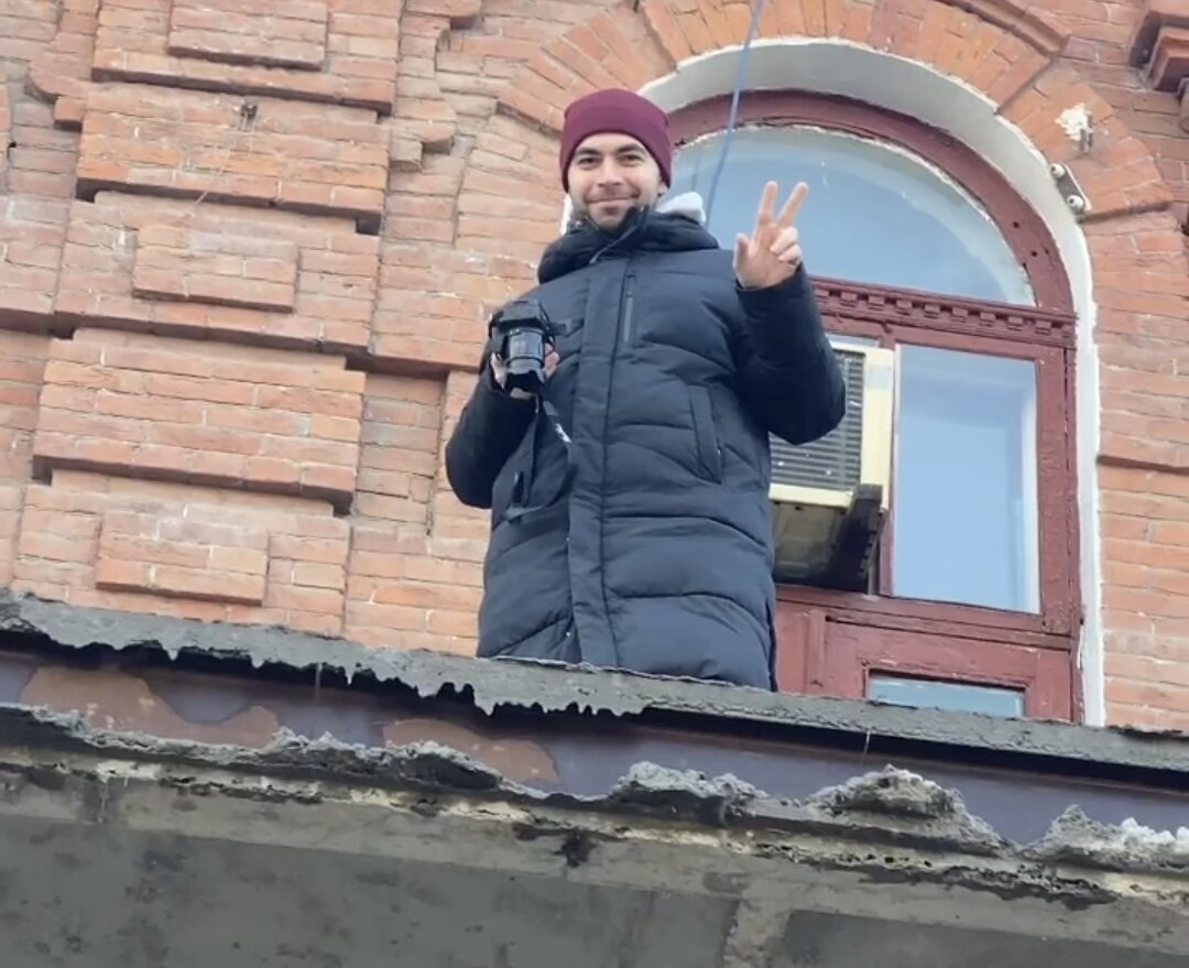 Постепенно прохожие начали улыбаться и позировать, а потом и фотографировать самого Алана