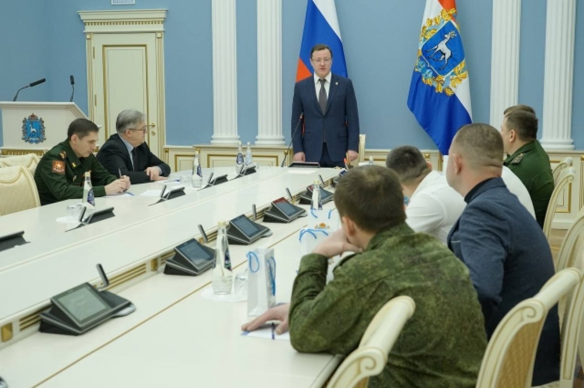    Дмитрий Азаров вручил награды землякам – участникам спецоперации