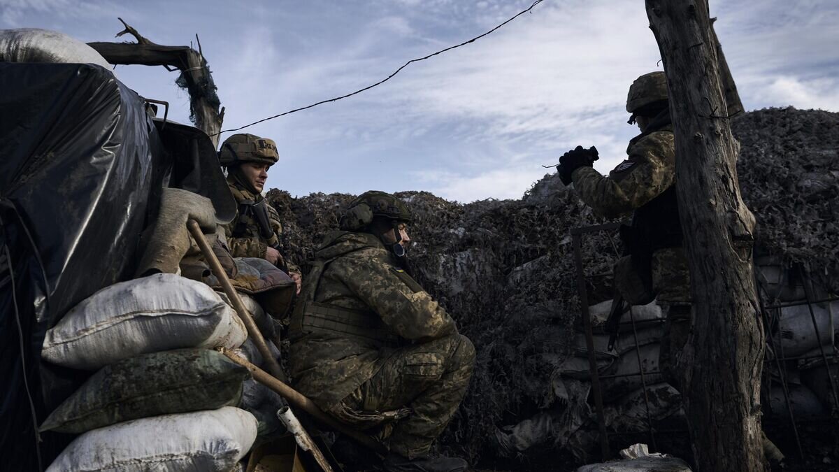 Украинские военные под Марьинкой© AP Photo / Libkos