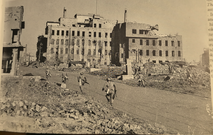 фото озаглавлено - китайская пехота в разрушенном Сеуле, 1951