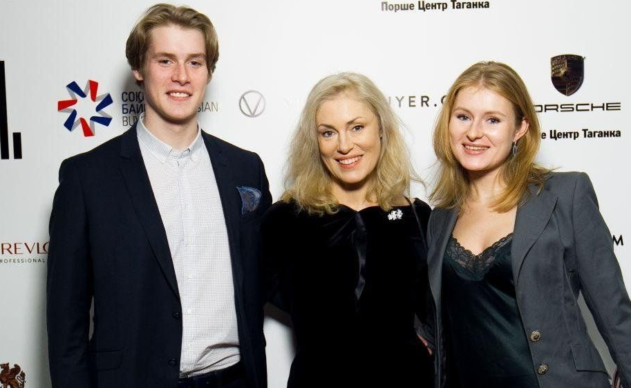 Мария Шукшина со старшими детьми.Фото Яндекс.Картинки