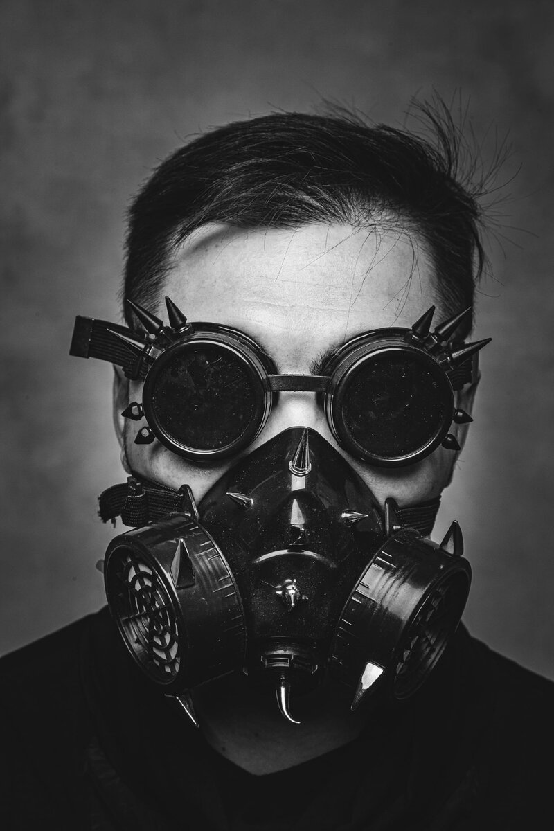 На этом фото я отпугиваю коронавирус.