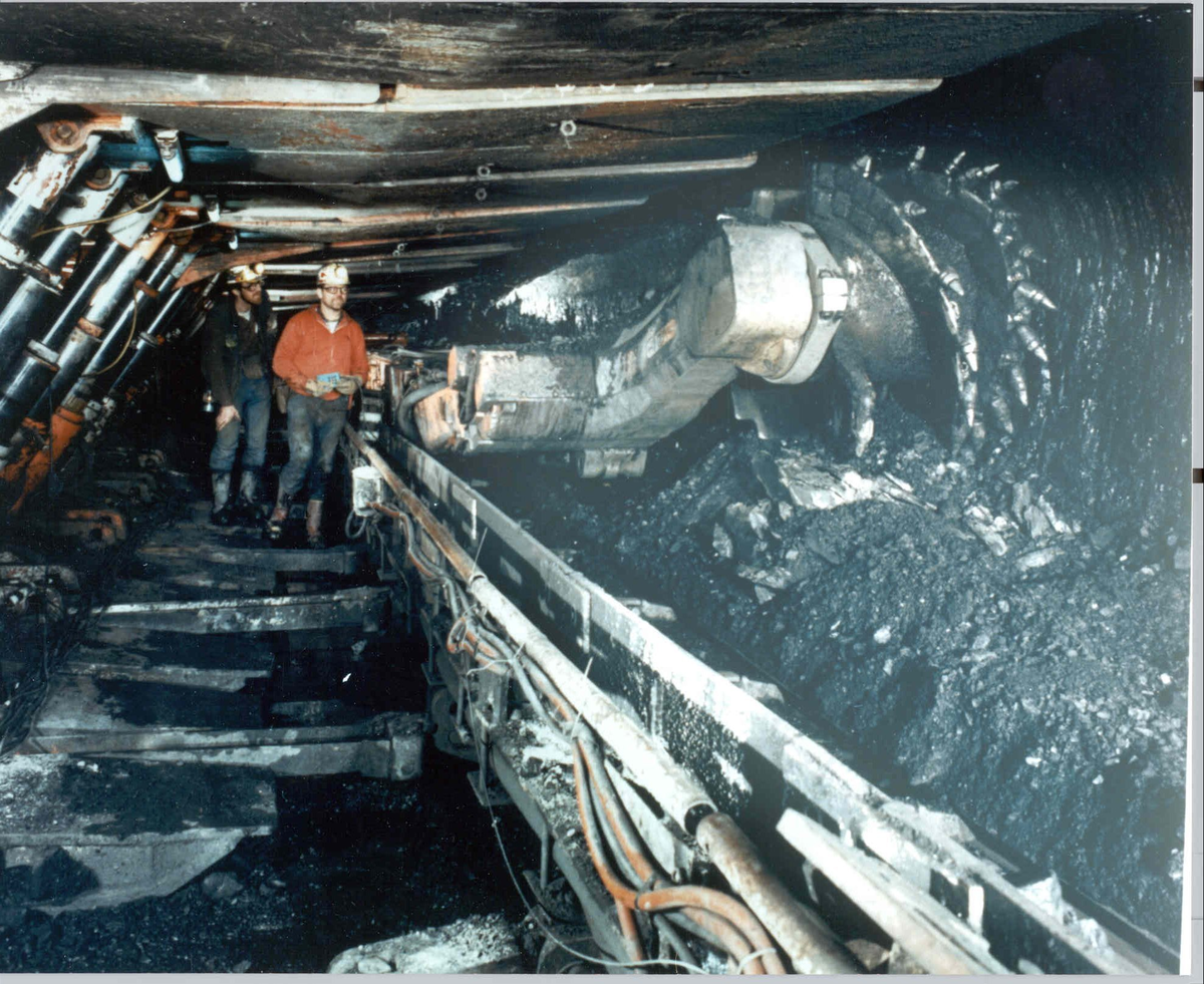 Каменный уголь Шахты. Шахта угольная проходка. Шахтная добыча угля. Подземная добыча угля.