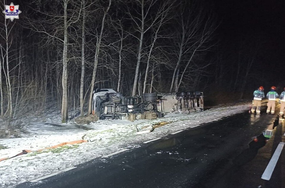     Белорус не справился с управлением, и тягач опрокинулся. Фото: lubelska.policja.gov.pl