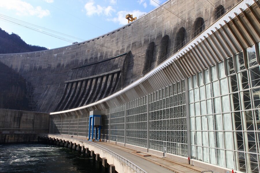 Сшгэс хакасия. Саяно-шушенская гэс фото. Плотина саяно шушенской гэс выше здания мгу. Эксплуатационный водосброс саяно-шушенской гэс. Плотина саяно шушенской гэс выше здания мгу.