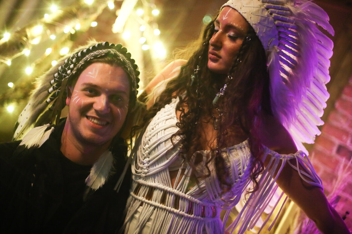 Трикотажное платье в технике макраме отлично дополнило образ индейцев.