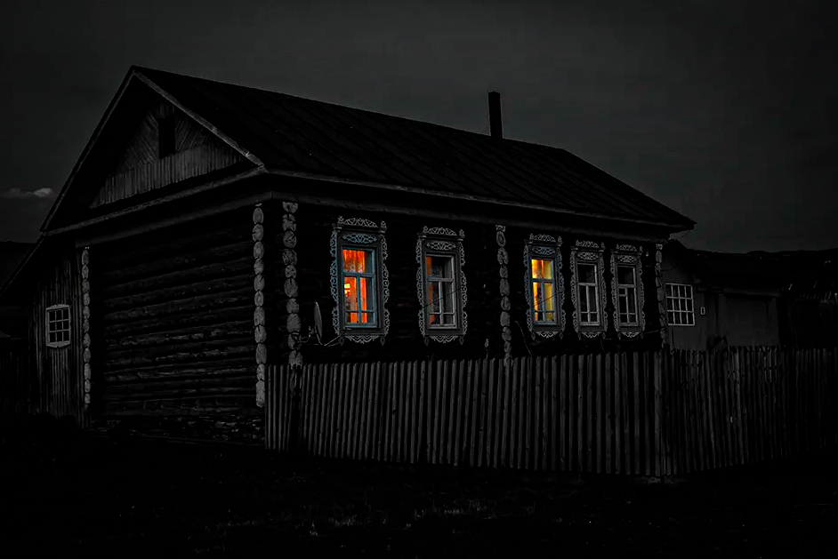 Старый серый дом. Старинный дом. Дом в деревне ночью. Деревенский дом ночью. Старый домик в деревне ночью.
