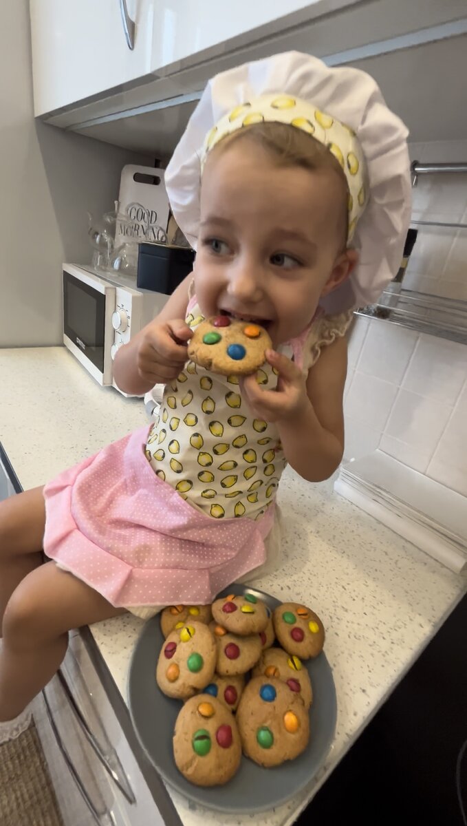 Эти радужные печенки абсолютно точно станут вашим любимым семейным блюдом, ведь они так просты в приготовлении. Приготовит даже 3-х летний ребенок. И всего за 15 минут!
