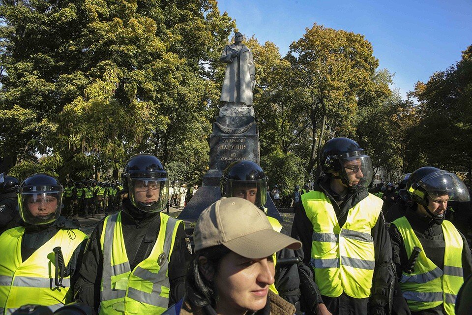     Памятник советскому генералу Ватутину пытались снести и раньше.  GLOBAL LOOK PRESS
