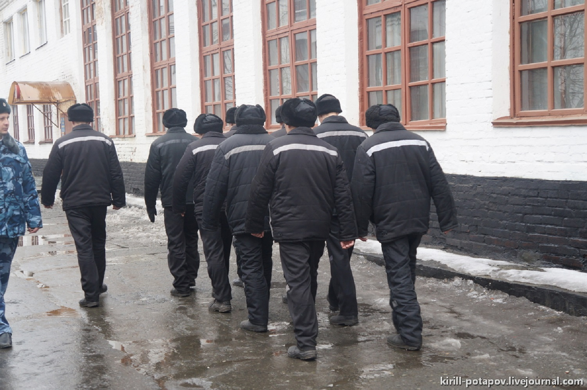 Уральский зек. Баландеры в тюрьме. Очередь в тюрьме за едой. Раздача баланды в тюрьме. Фото баландера в тюрьме.