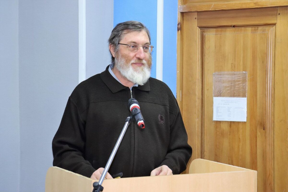 На фото: руководитель исследовательской группы, профессор кафедры культурологии и дизайна ИГН АлтГУ, доктор искусствоведения, протоиерей Георгий Крейдун (автор — Федор Клименко, АлтГУ)