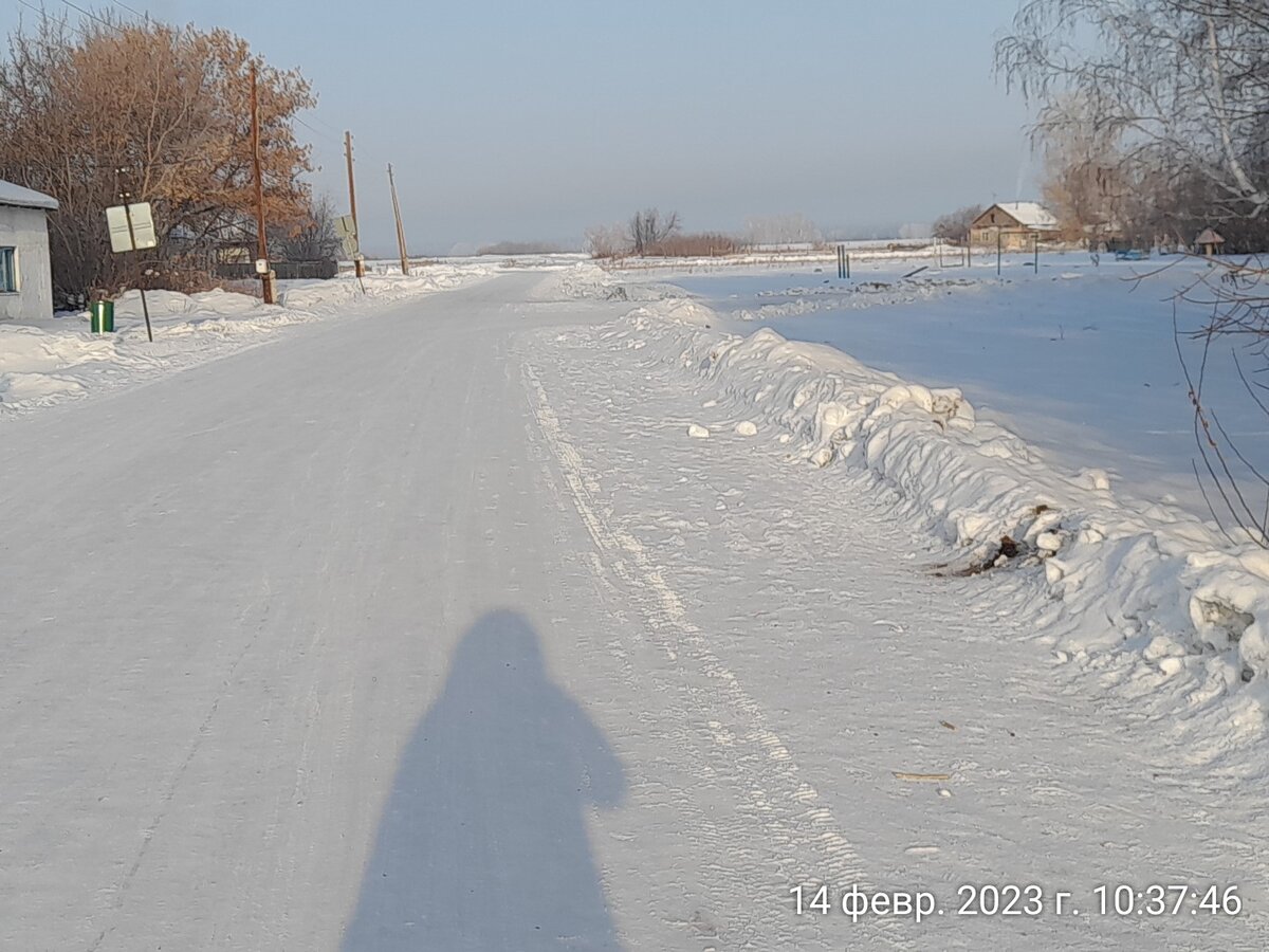 Прямо улица поворачивает налево. Нам с вами надо направо. 