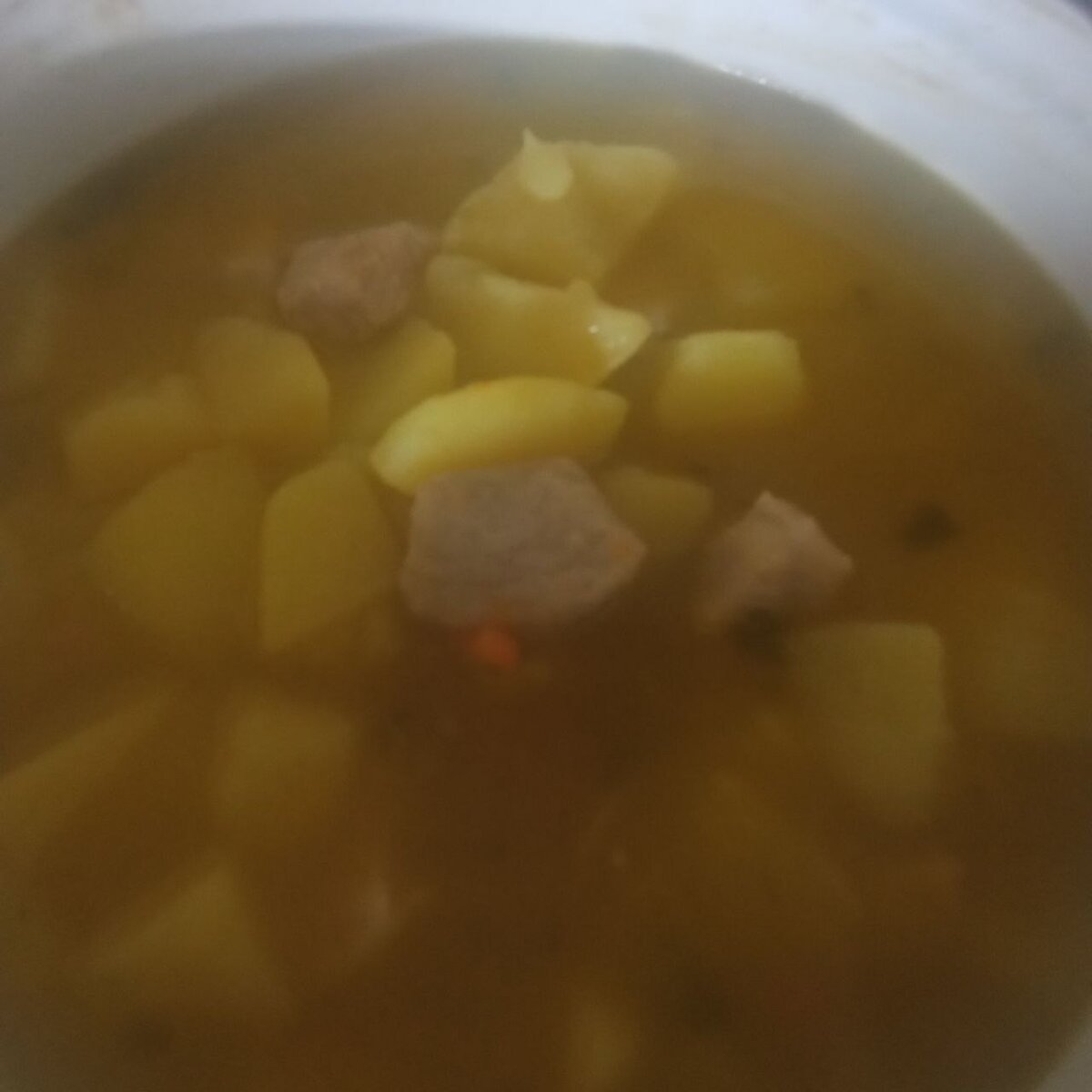 У нас это блюдо называется Соус. Мясо обжариваю с луком и морковью на растительном масле. В кастрюлю крупно нарезаю картофель, сверху выкладываю мясо с луком и морковью. Добавляю зелень. Заливаю водой покрыв всё содержащее, солю и варю под крышкой до готовности картошки. Приятного аппетита! #рецепты