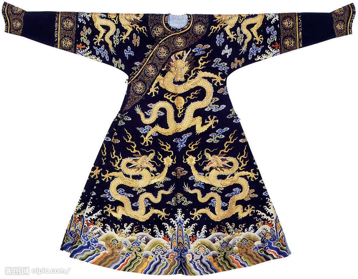 Китайский парчовый халат. Такие проникали к айнам через Приморье и Сахалин. Фото: https://www.newton.com.tw/wiki/%E8%9D%A6%E5%A4%B7%E9%8C%A6/17534357