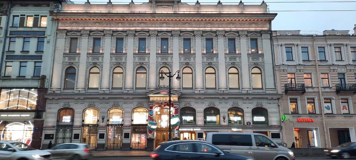 Дверь справа от центрального входа в сам Пассаж