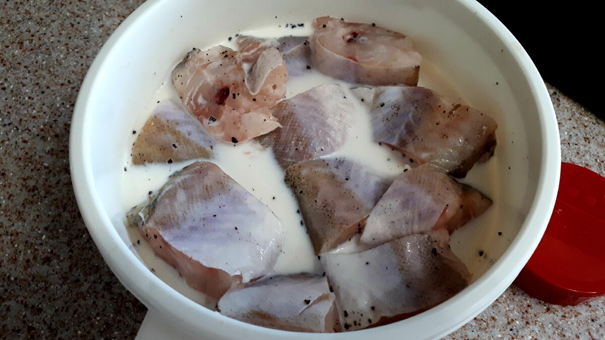 Посолили, поперчили и залили молоком.