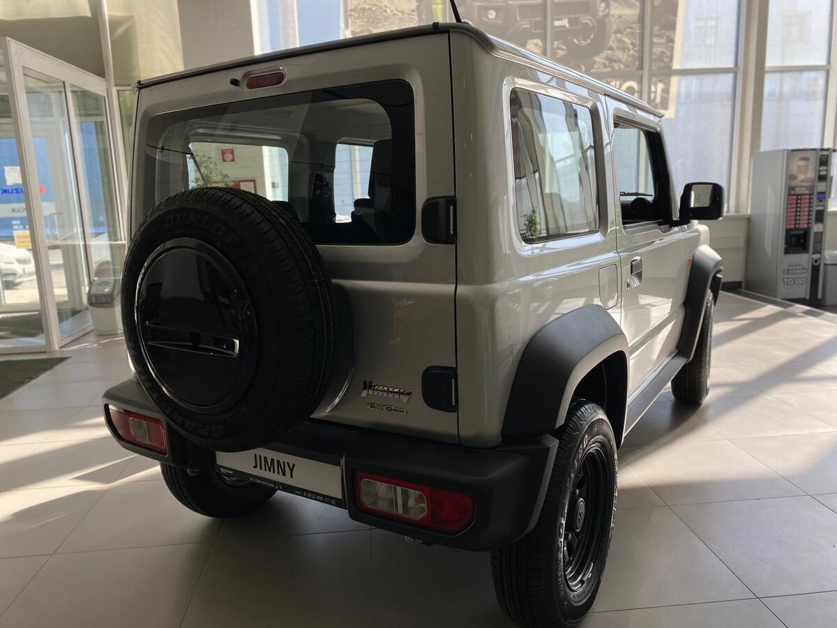 Выбираем авто в салоне: Suzuki Jimny. Обзор, фото, цены 🚙 | Автохолдинг  Форсаж | Дзен