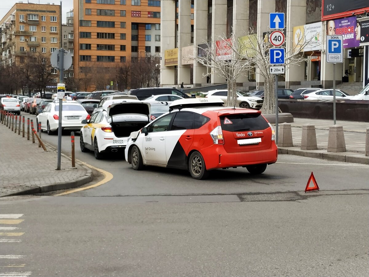 Беспилотник с пилотом догнал конкурента, обычный автомобиль такси.