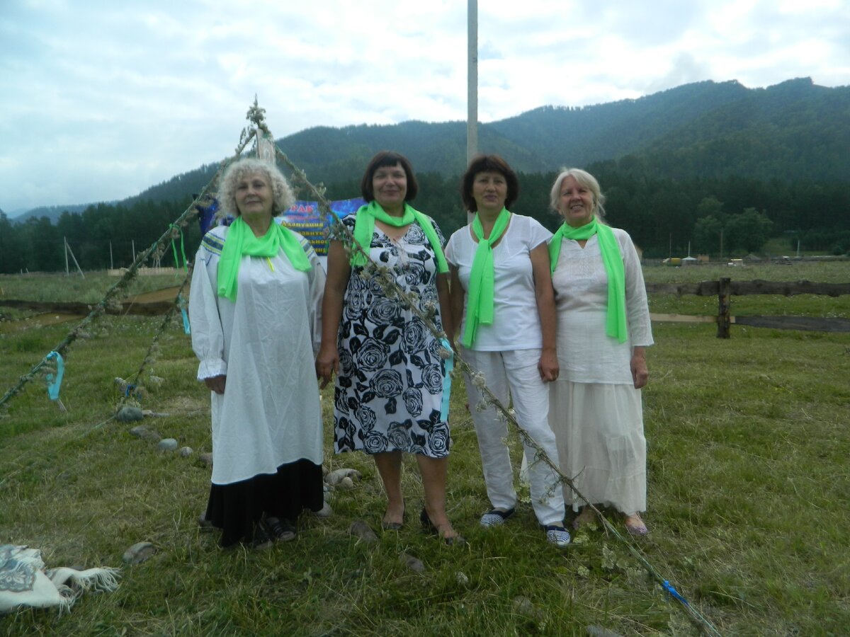 А это пенсионеры приехали на фестиваль 12 цивилизаций, и я с ними