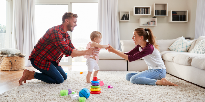 Ребёнок на 6 месяце жизни может пытаться встать с помощью взрослых или опоры