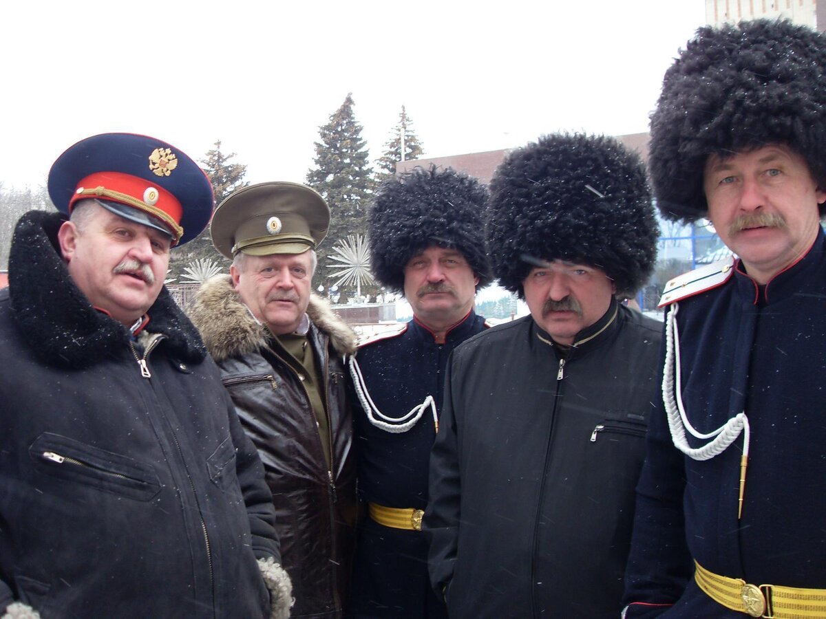  Справа крайний Стыцюк Александр, Кольцов Александр, третий в глубине Поляков Валерий и крайний в фуражке Аникин Игорь.