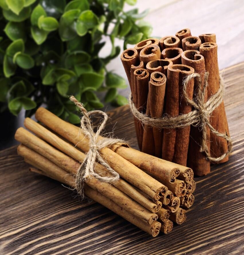 Корица укрепляет иммунитет, обладает противовоспалительными и кровоостанавливающими свойствами, улучшает память и помогает бороться с болезнью Альцгеймера. Также пряность положительно влияет на работу сердечно-сосудистой системы: снижает уровень холестерина ЛПНП (липопротеины низкой плотности) и триглицеридов, при этом оставляя "хороший" холестерин ЛПВП (липопротеины высокой плотности) стабильным; разжижает кровь и снижает кровяное давление.