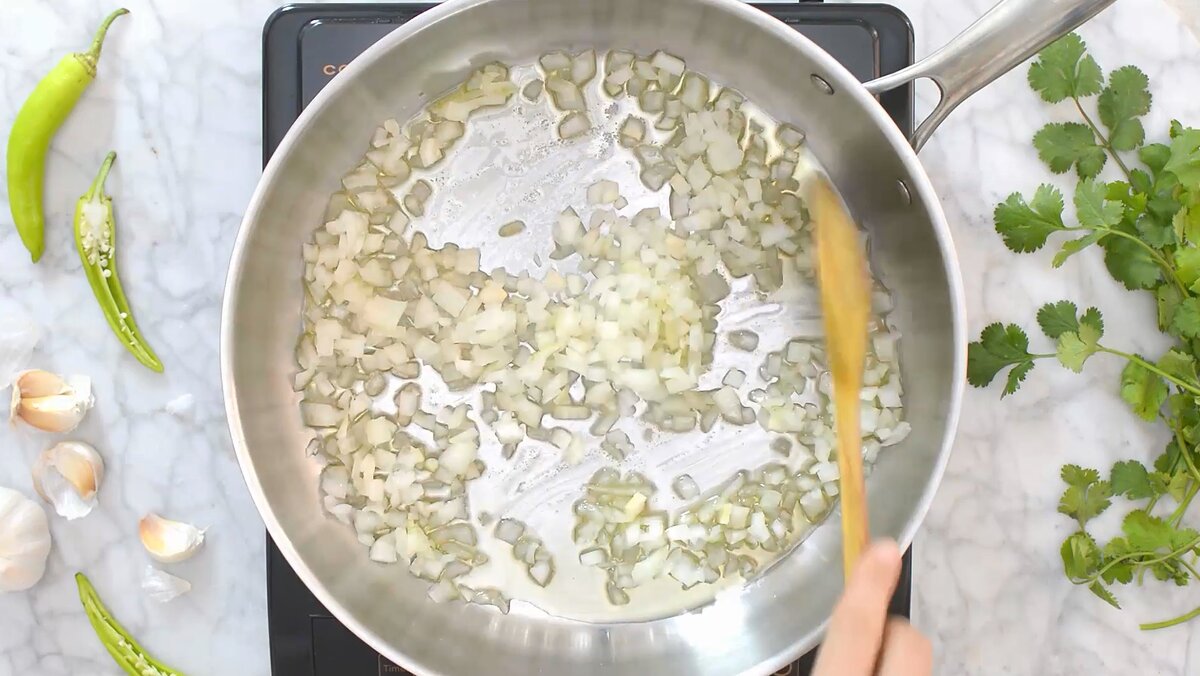 Начнем приготовление овощного рагу с обжарки репчатого лука Фото: cooktoria.com