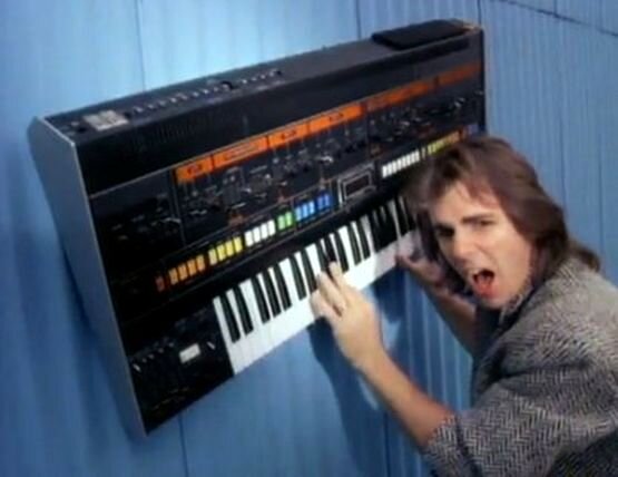 Не так уж и много знает история рок-групп, где основные вокальные партии исполняли бы основные клавишники