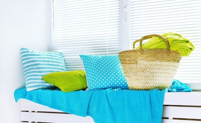 Различные варианты использования подоконника: лаунж зона на окне (источник: https://www.canva.com/)