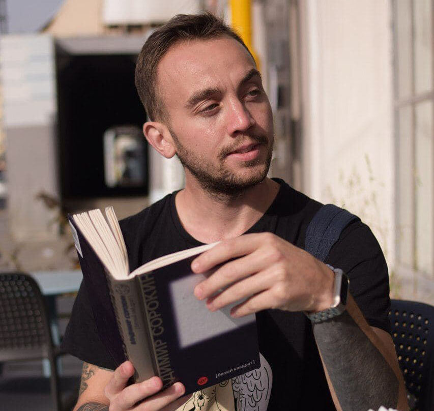 Это я приехал в Москву, и бл**ь задумался