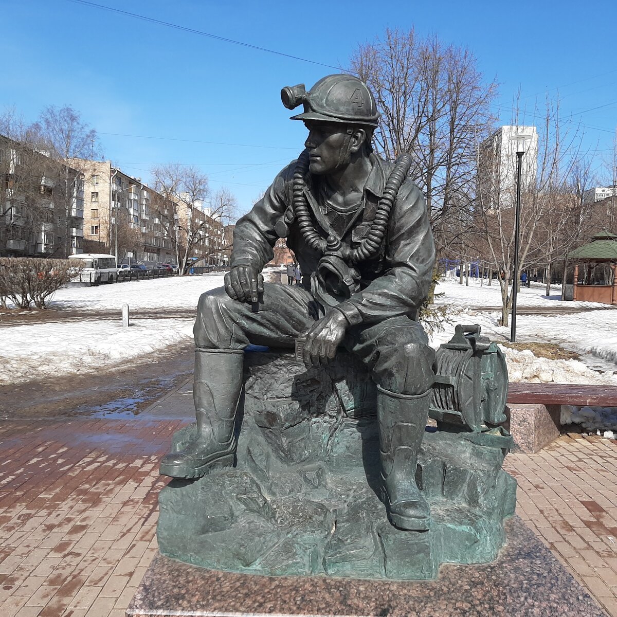 памятник спасателям и пожарным в москве