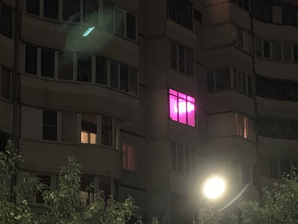 Розовый свет в окнах жилых