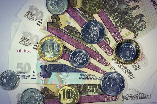 Большой резонанс в сми не так давно вызвало заявление одного из чиновников, работающего в Орловской области. 
16 числа марта месяца с докладом выступил руководитель регионального управления труда и занятости Александр Сотников.

Доклад, надо заметить, вышел весьма интересным: с одной стороны, в Орловской области доступно множество вакансий, с другой стороны, безработица, резко поднявшаяся с началом пандемии год назад, до сих пор остается довольно высоким.

В своем докладе чиновник попытался объяснить, с чем это связано.

Во-первых, он отметил территориальный дислабаланс: многие безработные люди живут в одних местах (например, в селах и деревнях), а вакансии зачастую предлагаются совсем в других населенных пунктах (в основном в крупнейших городах области).

Во-вторых (и это главное), чиновник отметил, что люди в принцпе не хотят идти работать! Издание «Орловские новости» приводит следующую цитату:

«...предлагаются не какие-то минимальные зарплаты, а 15-18 тысяч рублей. Но все равно люди отказываются почему-то», - с удивлением констатировал Сотников.
Эх, опять нашим управленцам не повезло с народом: не хотят, видите ли, работать за 15 тысяч!..

Любопытно, что чиновник в своих рассуждениях пошел еще дальше: он попробовал объяснить, почему люди не хотят работать, предположив, что многие уезжают на заработки в Москву. Предположение, надо заметить, логичное: даже низкоквалифицированные работники могут получать в Москве 40 тысяч рублей (и униформу с корпоративными обедами в придачу). В конце своего доклада Александр Сотников выразил надежду, что орловчане все-таки вернутся из столицы в родную область, ведь в Москве якобы зарплаты "черные", а в регионе - "белые"...

Ну что тут можно сказать? Тут можно только руками развести: чиновник явно не понимает, что в Москве полно вариантов официального трудоустройства, да и даже с "черной" бухгалтерией получать 40 тысяч рублей куда лучше, чем 18 (и тем более 15). Сам Александр Сотников, как следует из официальных данных, получает более 80 тысяч рублей в месяц.

В центре Орла
Величина прожиточного минимума в области составляет 10722 рубля, а если точнее, то

11132 рубля для людей трудоспособного возраста,
10338 рублей для детей,
8633 рубля для пенсионеров.
Представим себе типичную "неполную" семью: бабушка - мама - дочка (папаша - по старой недоброй традиции - уклоняется от уплаты алиментов и в воспитании ребенка никакого участия не принимает).

Доходы в такой семье - это 14500 (пенсия бабушки - средняя пенсия для Орловской области) и, скажем, 16500 "чистыми" (чудесная орловская зарплата мамы, столько красочно разрекламированная чиновником Сотниковым). Итого 31000. А прожиточный минимум (питание, а также некоторые непродовольственные товары и услуги вроде коммунальных платежей, мобильной связи, одежды) на такую семью уже составляет 30103 рубля. Итого на все остальное - отдых, занятия спортом, образование, загородную недвижимость и пр. - можно отложить целых 900 рублей в месяц!

Про походы в рестораны или хотя бы кафе с хорошей, по мнению орловского чиновника, зарплатой придется забыть :(
Забавно, что если откладывать по 900 рублей в месяц, то теоретически можно за несколько лет накопить на очень старый ВАЗ и пару соток земли где-нибудь на окраине области... А при таком раскладе можно уже и средним классом считаться!.. Даже как-то странно, что орловские чиновники до сих пор не занялись подобной "пропагандой".

Впрочем, в адм-ции гос. учреждений уже отметили, что слова А. Сотникова были вырваны из контекста и не вполне корректно истолкованы. Вероятно, так оно и есть, но стоит заметить, что он не первый "слуга народа" с подобной риторикой: недавно, например, мэр города Агидель посетовал, что люди не хотят работать на 15 тысяч. Схожим образом отличился также известный журналист Познер, приписавший пару лет назад россиянам нежелание работать в 55 лет.

Самое любопытное, что подобные - смехотворные - зарплаты можно найти не только в Орловской области даже в Москве и Подмосковье. Конечно, 15 тысяч - редкость, но вариантов за 20-30 тысяч рублей - огромное множество, причем речь не идет о позициях вроде "курьер" или "распространитель листовок".

Вот лишь несколько примеров с популярного карьерного ресурса HeadHunter:

25000 рублей - секретарь в международную(!) travel-компанию (понятно, что туризм нынче переживает непростые времена, но 25 тысяч для столицы - это нелепо);
30000 рублей - администратор отдела по работе с посетителями в музей изобразительных искусств им. Пушкина (требуется знание английского!) - один из самых популярных музеев не только Москвы, а всей России! Зарплата, мягко говоря, не вдохновляет, правда, есть возможность бесплатно посещать музейные выставки; смотрителя же в музей вообще ищут за 23000 рублей;
30000 рублей - в еще одном крупном техническом музее в ближайшем Подмосковье (речь о музее техники В. Задорожного) за такие деньги рассчитывают привлечь ни много ни мало системного администратора с опытом работы (правда, оговаривают, что 30 тысяч - это нижняя планка, а верхняя - 55),
25000 рублей - опять же системный администратор, на сей раз в Российский государственный социальный университет (причем вакансия идет с пометкой "до 25000")
20000 рублей - целый "букет" вакансий для инженеров(!) с такой зарплатой открыт в Федеральной кадастровой палате Росреестра;
25000 рублей - научный сотрудник в один из научно-исследовательских институтов при Министерстве обороны (требование к соискателю - образование в области космической геодезии(!), картографии, гравиметрии - вы бы пошли с таким образованием на такую зарплату?)
и так далее и тому подобное.

Пишите в комментариях, какую зарплату лично вы считаете достаточной для достойной жизни в вашем регионе?