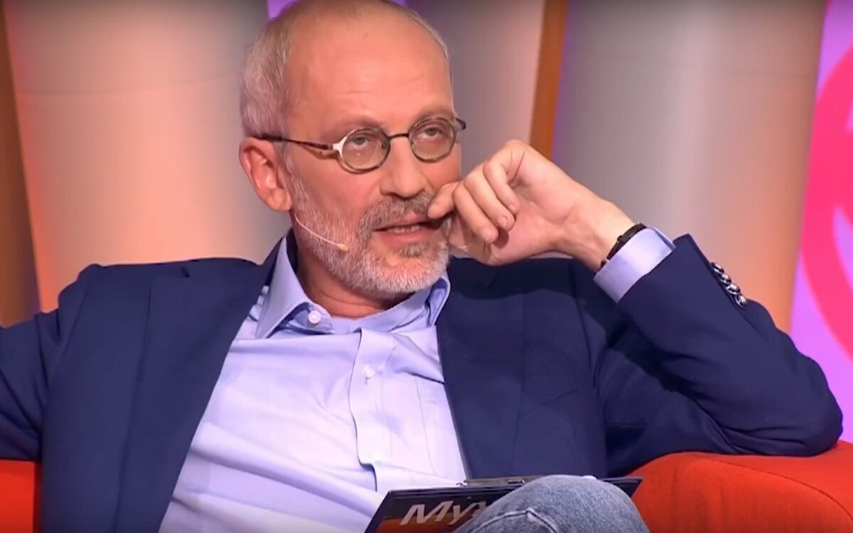 Гордон на Первом, гражданин США. Очень строгий.